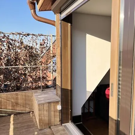 Sunny/stylish Rooftop Home/private Balcony Shared Jacuzzi * Budapeşte