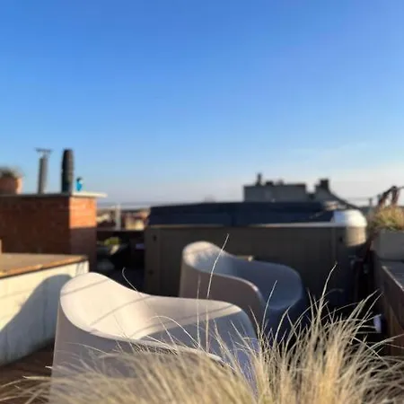 Sunny/stylish Rooftop Home/private Balcony Shared Jacuzzi Daire