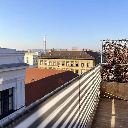 Sunny/stylish Rooftop Home/private Balcony Shared Jacuzzi Daire