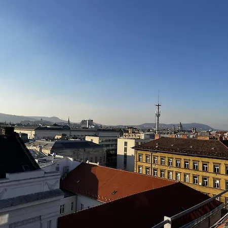 Sunny/stylish Rooftop Home/private Balcony Shared Jacuzzi Daire