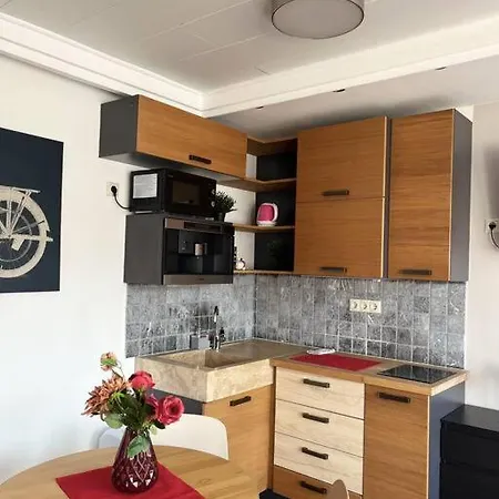 Sunny/stylish Rooftop Home/private Balcony Shared Jacuzzi